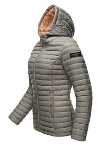 Veste matelassée à capuche gris clair avec fermeture éclair devant, poches latérales zippées et écusson noir de la marque Marikoo sur le haut de la manche gauche.