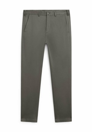Oliwkowe spodnie wąskie, z przednimi kieszeniami, szlufkami na pasek, zapięciem na guziki i suwakiem, na białym tle.