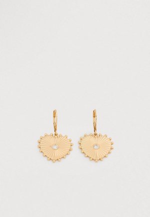 Zlatne naušnice u obliku srca s radijalnim rebirima, malim zlatnim perlicama oko rubova i prozirnim dragim kamenom u sredini svake naušnice.