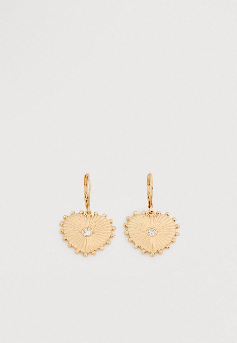 Χρυσά σκουλαρίκια σε σχήμα καρδιάς με ακτινωτές αυλακώσεις, μικρές χρυσές χάντρες γύρω από τις άκρες και ένα διαυγές πολύτιμο λίθο στο κέντρο του καθενός.