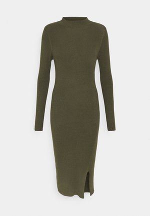 Robe en maille vert olive avec un col montant, des manches longues et une fente latérale haute jusqu'à la cuisse, fabriquée en tissu à texture côtelée.