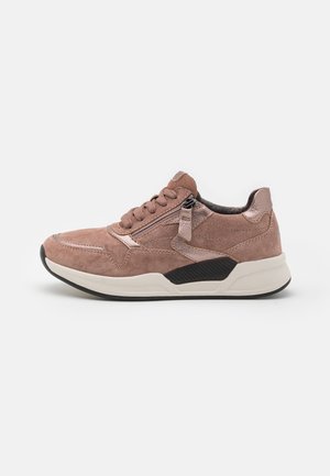 Bruine suède sneaker met roze metallic accenten, rits aan de zijkant, veters aan de voorkant, gevoerde witte zool en zwart profiel.