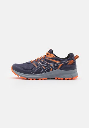 Chaussure de course pour homme bleu foncé et orange avec semelle grise, tige en mesh, logo latéral à motif et lacets orange sur fond blanc.