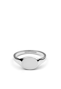 Anello d'argento con una fascia liscia e arrotondata e una montatura piatta e rotonda. Il design minimalista presenta una finitura lucida e nessun ulteriore abbellimento.