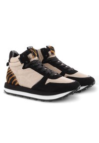 Wysokie sneakersy z beżowej skóry i czarnego zamszu, z charakterystycznym akcentem w postaci wzoru tygrysa. Czarne sznurówki i biała gumowa podeszwa.