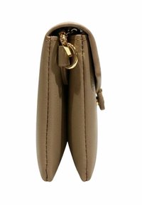Borsa in pelle color taupe con doppio scomparto, dotata di zip dorata e dettaglio a cerchio, vista di profilo su sfondo bianco.