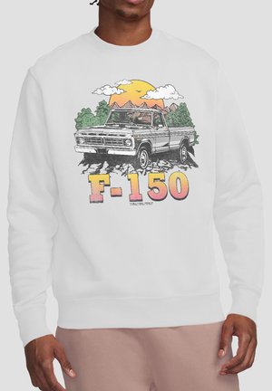 Weißes Sweatshirt mit Vintage-Illustration eines Ford F-150 Trucks, Berg- und Waldkulisse, großer "F-150"-Schriftzug darunter in Sonnenuntergangsfarben.