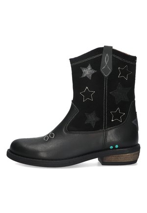 Zwarte leren enkelboot met sterapplicaties in zilver en zwart, contrasterende stiksels, lage hak en decoratieve turkooisaccenten.