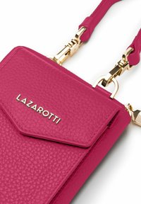 Borsa a tracolla in pelle testurizzata rosa con chiusura a pattina. Presenta elementi in metallo in tono oro e un logo del brand impresso sulla parte anteriore. Cinturino regolabile.