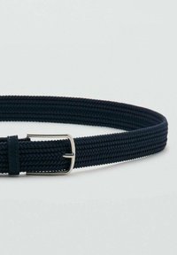 Námornícky pletený opasok z tkaného materiálu, s kovovou sponou v striebornej farbe a hladkým koženým detailom blízko spony.