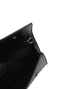 Čierna pletená kožená listová kabelka s otvoreným chlopňovým uzáverom, vnútorným vreckom na zips a strieborným zapínaním na bielom pozadí.