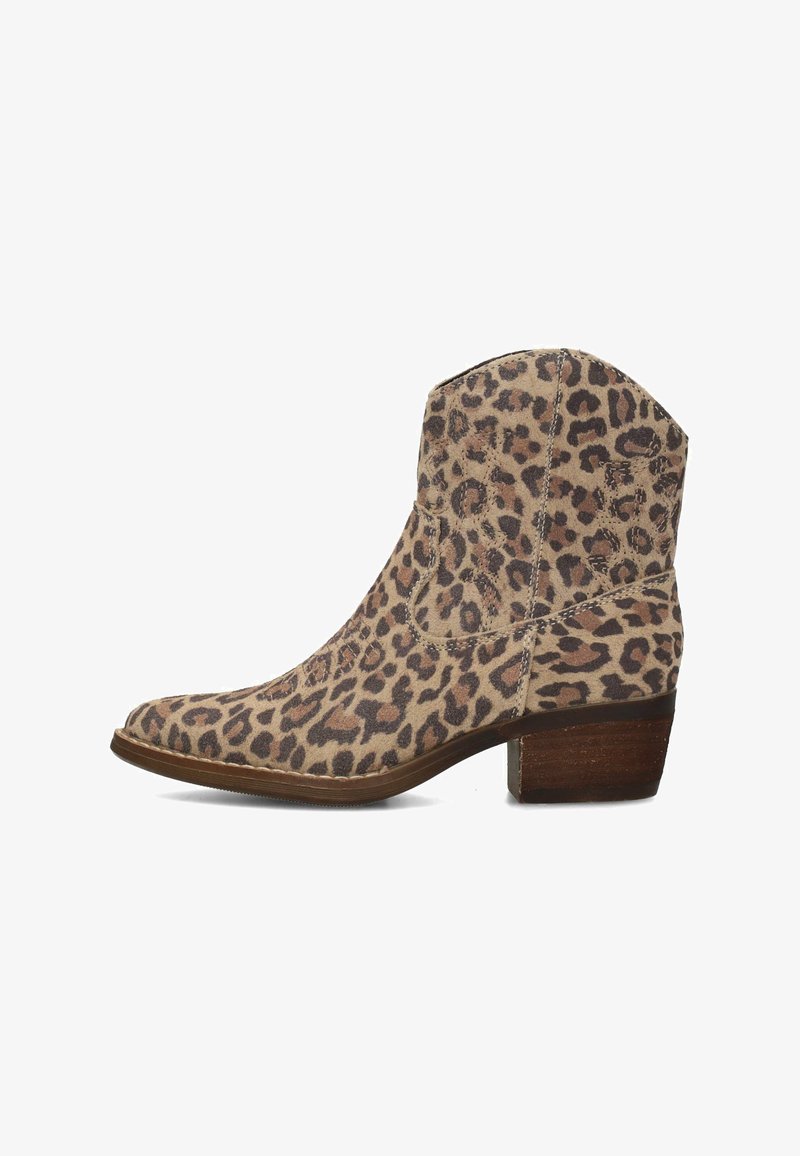 Bota de tobillo con estampado de leopardo, hecha de ante, con punta puntiaguda y tacón de madera apilada, con costuras visibles y detalles de textura en la superficie.