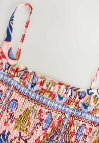 Buntblumiges Kleid mit einem gerafften Oberteil, dünnen verstellbaren Trägern und einem strukturierten, weichen Stoff mit aufwendigen Mustern.