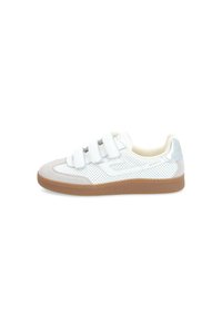 Sneaker bianca con tomaia in pelle perforata, dettagli in suede e tre fasce in Velcro. Presenta una suola in gomma marrone chiaro e dettagli argentati.