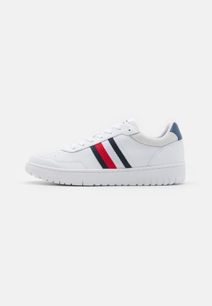 BASKET CORE LITE - Sneakersy niskie