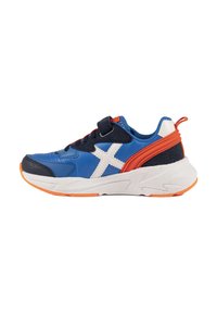 Baskets de sport bleues avec un logo étoile blanc, dotées d'une sangle velcro, d'accents orange et d'une semelle en caoutchouc texturée. Design léger.