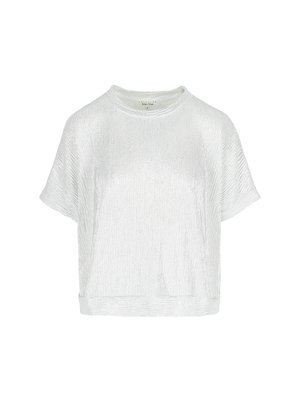 Srebrny krótki top z krótkim rękawem, wykonany z teksturowanej tkaniny, z okrągłym dekoltem i subtelnym połyskiem, charakteryzujący się luźnym krojem i żebrowanymi detalami.