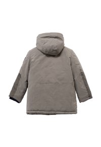 Abrigo de invierno acolchado gris con capucha, mangas largas y parches reforzados en los codos, visto desde atrás sobre un fondo blanco.