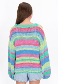 Maglione in maglia oversize multicolore con righe orizzontali in rosa, verde, blu e giallo. Tessuto testurizzato e maniche larghe.