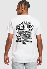 Biele tričko s čiernym grafickým dizajnom, na ktorom je panda, text s nápisom „GRAB & GO 24/7 STORE“ a „DOBRÉ JEDLO, DOBRÁ NÁLADA.“