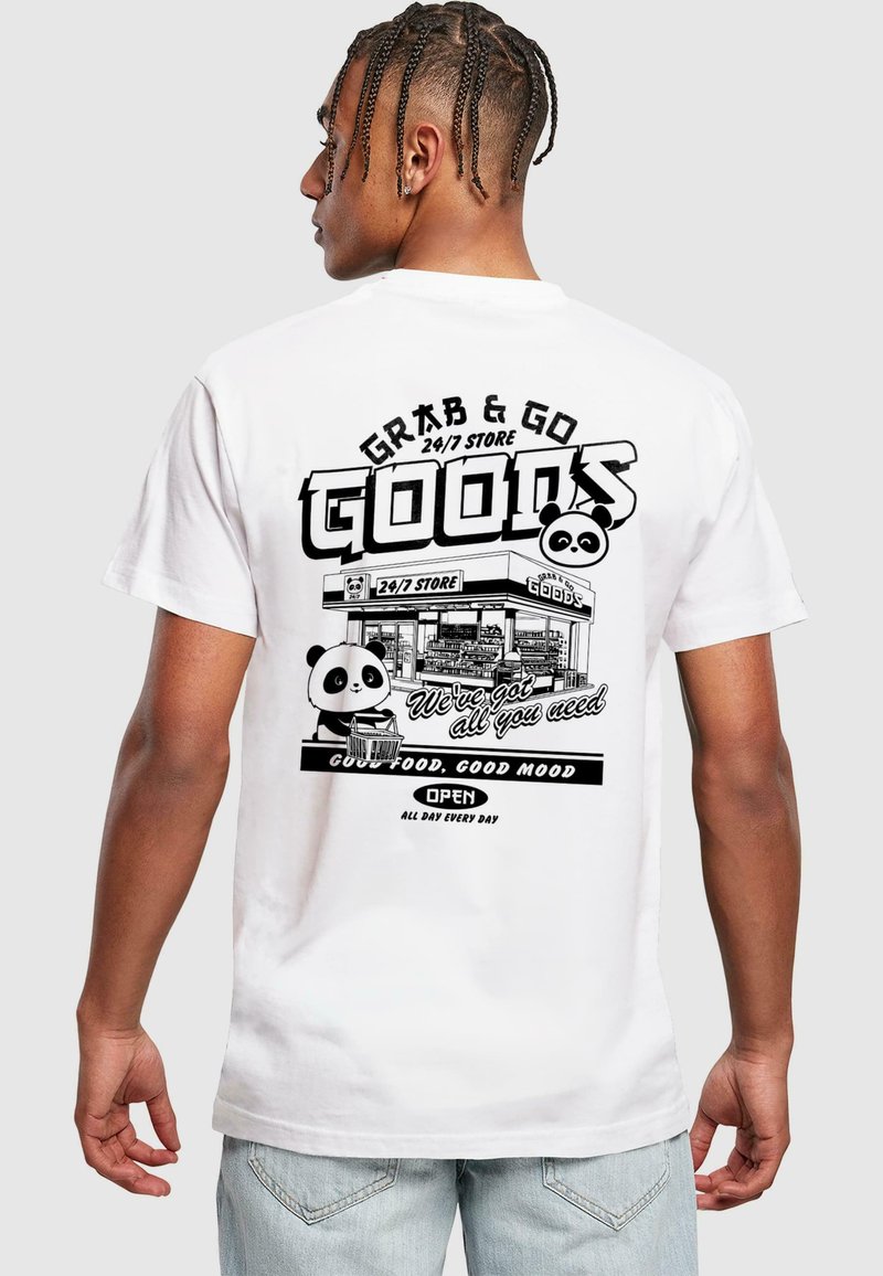 Biele tričko s čiernym grafickým dizajnom, na ktorom je panda, text s nápisom „GRAB & GO 24/7 STORE“ a „DOBRÉ JEDLO, DOBRÁ NÁLADA.“
