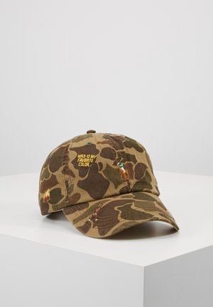 Casquette de baseball camouflage avec broderie "WILD IS MY FAVORITE COLOR" et petits personnages brodés grimpant et assis sur le panneau avant.