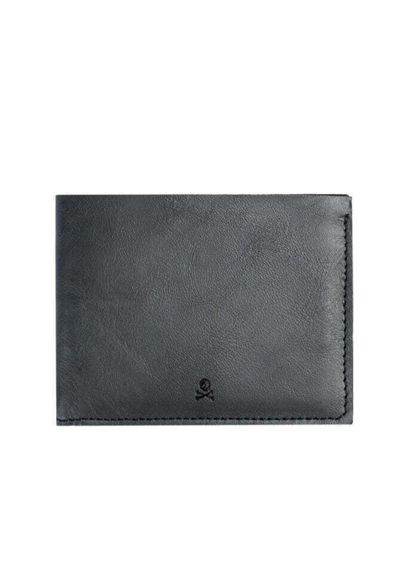 Cartera de cuero negro con un acabado texturizado, diseño minimalista y un pequeño logo de calavera estampado en la esquina frontal.