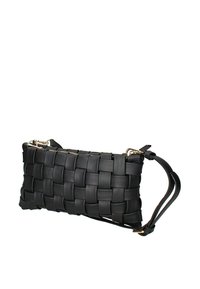 Clutch in pelle intrecciata nera con forma rettangolare, chiusura con zip, hardware dorato e tracolla removibile. Presenta una superficie strutturata.
