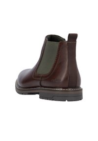 Bottines Chelsea en cuir marron avec des panneaux élastiques verts, tige texturée, languette à l'arrière et semelle en caoutchouc avec des détails de couture subtils.