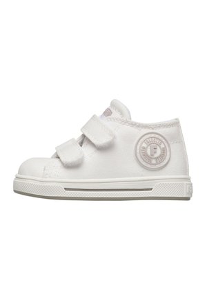 Sneaker bianca per bambino con due strisce in Velcro, suola in gomma e toppa rotonda con logo sul lato.