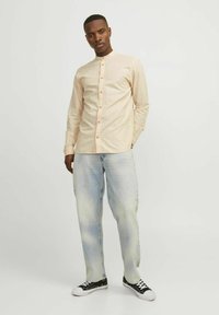 Jack & Jones JJESUMMER BAND LINEN MIX SHIRT - Pluus - apricot ice