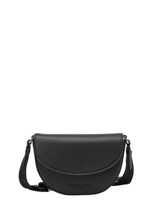 Borsa a tracolla in pelle nera con chiusura a patta arrotondata. Presenta una tracolla removibile e un logo impresso sul davanti. Texture liscia.