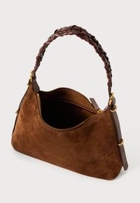 Sac à épaule en suède marron avec une poignée en cuir tressé. Il présente un intérieur lisse et une fermeture éclair dorée, offrant une texture douce et un design élégant.