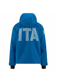 Giacca impermeabile blu con cappuccio. Presenta una stampa audace bianca a righe con la scritta "ITA" sul retro e un emblemma verde di accento. Polsini neri.