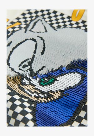 Œuvre d'art en sequins multicolores présentant une tête d'animal grise stylisée sur un fond à carreaux. Comprend des accents bleus, noirs et verts.