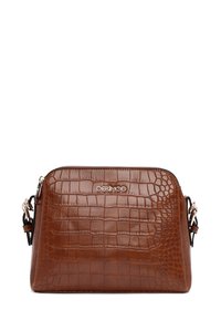 Borsa a tracolla in finta pelle marrone con motivo coccodrillo, chiusura con zip, accessori in metallo argentato e tracolla regolabile. Logo del marchio sul davanti.