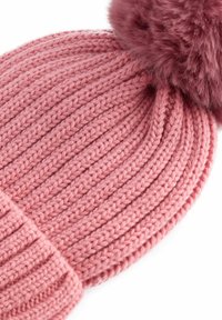 Rosa gestrickte Mütze mit einem gerippten Muster, ausgestattet mit einem flauschigen Pompon oben. Das Design ist enganliegend und glatt mit gleichmäßigen Nähten.