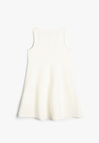 Vestido blanco sin mangas con corsé ajustado y falda acampanada. Fabricado con una tela suave, con textura lisa y diseño sencillo.