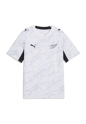 Hvid sportsjakke med subtilt hvirvlende mønster, sorte Puma-logoer på bryst og skuldre samt et sort bregneemblem foran.