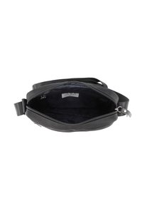 Čierna crossbody taška s hladkým povrchom, so zipsom a nastaviteľným popruhom. Interiér má tmavú podšívku a označenie značky.