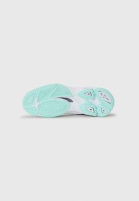 Semelle de chaussure de sport blanche avec un fond en caoutchouc mint texturé, présentant des motifs complexes et trois découpes triangulaires pour l'adhérence.