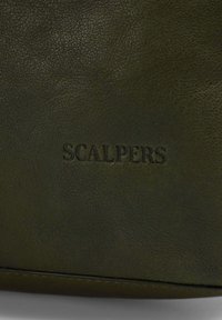 Bolso verde de cuero con superficie texturizada. Logo "SCALPERS" en relieve mostrado de manera destacada. Presenta líneas limpias y un diseño minimalista.