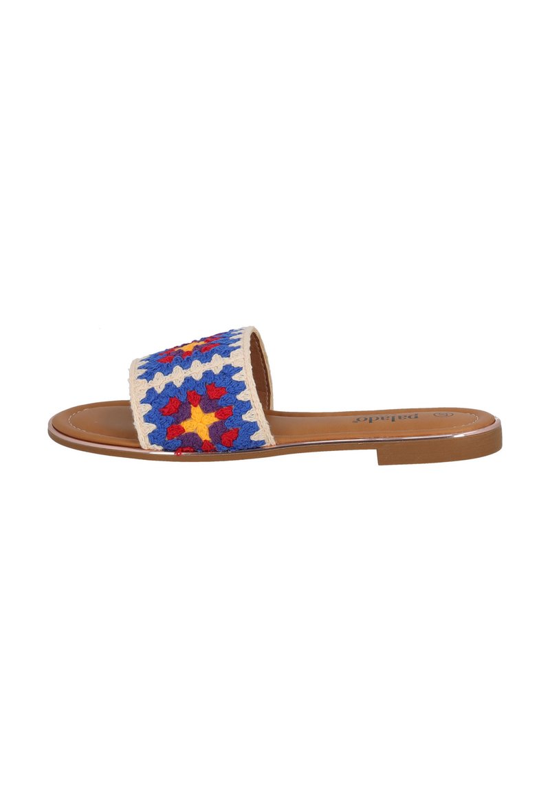 Sandal med bred, broderad rem i blå, röd och gul mönster; tan läderinnersula; platt gummiyttersula.