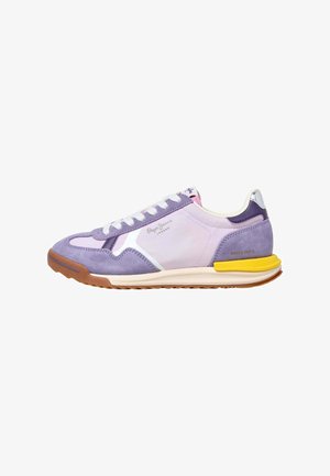 Sneaker Pepe Jeans London viola e rosa con lacci bianchi, dettaglio giallo sul tallone e suola in gomma marrone rivolta verso destra.
