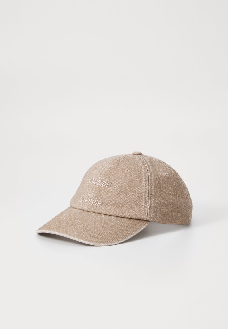 Beige baseball cap made of soft fabric, featuring embroidered "SAMSØE" logo, curved brim, and six-panel design with ventilation eyelets.