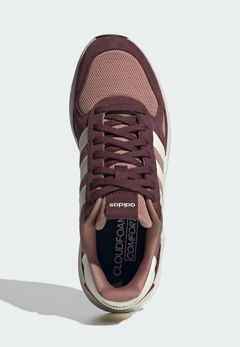 Bordeauxfarbene Sportschuhe mit Obermaterial aus Netz und Wildleder, weißen Akzentstreifen, Schnürdesign und weichem Fußbett mit der Bezeichnung "Cloudfoam Comfort."