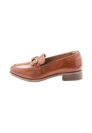 Mocasín de cuero marrón con tacón bajo apilado y hebilla metálica decorativa dorada en la parte frontal, visto desde un lado.