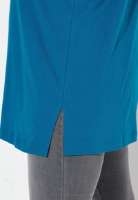Ulla Popken PLUS SIZE V-NECK TEE  - Basic T-shirt - cerulean