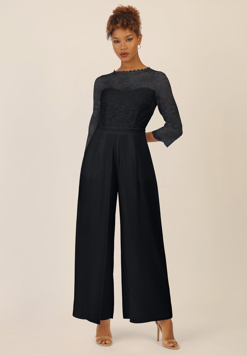 Zwarte jumpsuit met een kanten lijfje, drie kwart mouwen, een recht ontwerp en een vloeiende textuur.