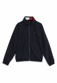 Marinblå lättviktsjacka med ståkrage, framzipper, elastiska ärmslut och midja. Har sidofickor och diskret logotypdetalj.